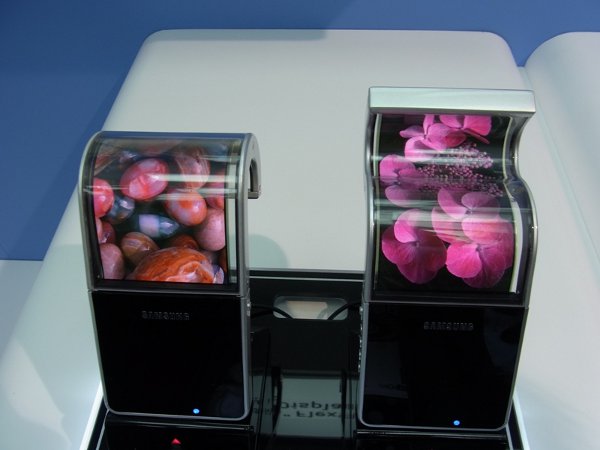 Samsung-4-5-inch-flexible-amoled-prototype