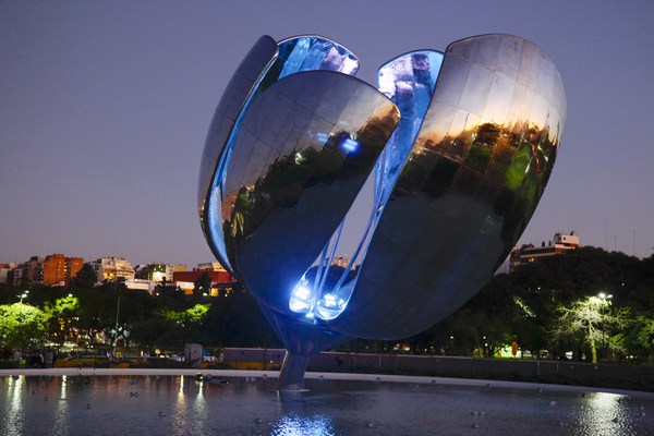 RGB LED lights installed in Floralis Genérica1