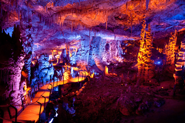 Osvětlení krápníkové jeskyně v Izraeli