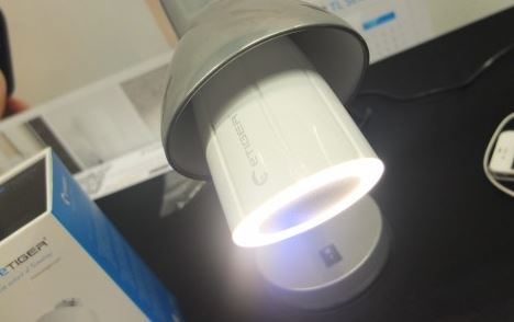 Kosmická LED kombinující žárovku a reproduktor