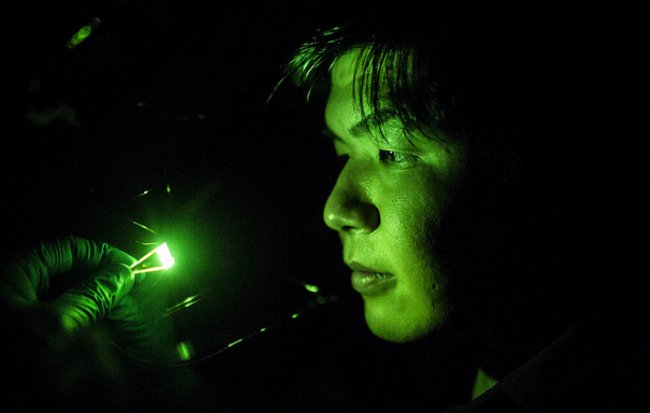 Tvar pyramidy OLED sktruktury je jasnější než plochý panel