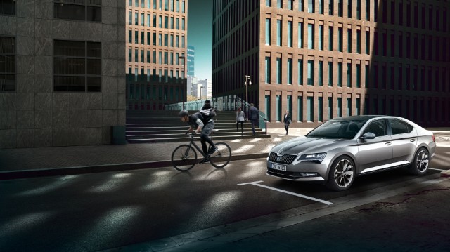Nová Škoda Superb dostala adaptivní světlomety